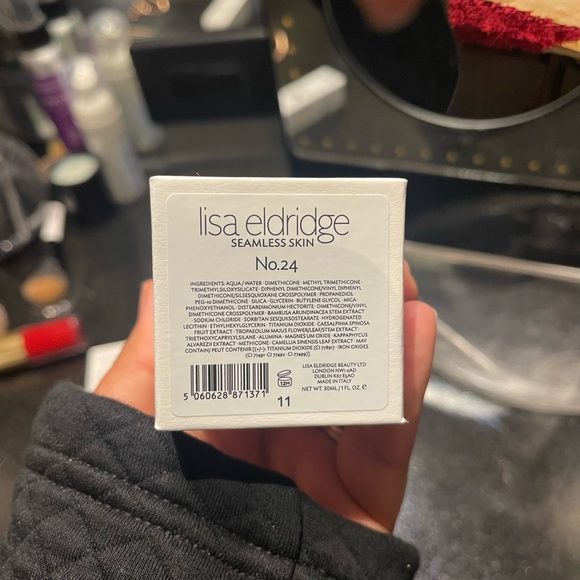 Lisa Eldridge seamless foundation shade 24 - Picture 3 of 8
